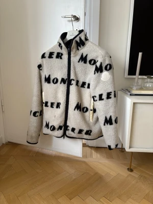 Vit teddyjacka från Moncler - Mycket bra skick, Storlek M