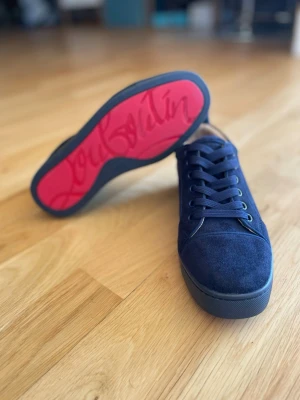 Christian Louboutin - Säljer ett par riktigt feta loubs i marinblå färg. Utöver skorna följer dustbag skohorn och kvitto med. Storlek 38. Pris går att diskutera.