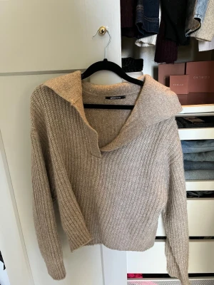 Beige stickad tröja från Gina Tricot - Beige stickad tröja från Gina Tricot. Använd fåtal gånger