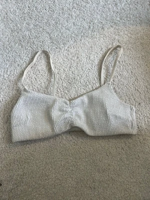 Vit bikini överdel  - En söt vit bikini överdel med vaddering inuti. Dessvärre finns lappen inte kvar, men den uppskattade storleken är S/M🩷