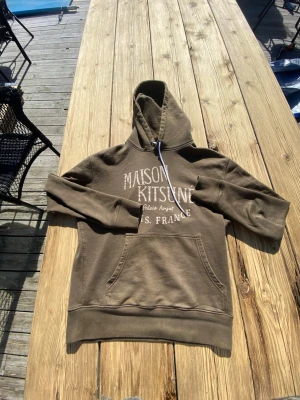 Maison kitsune  - En as fet mörkgrön hoodie från mission kitsune ny pris 3000+!! Jätte bra skick