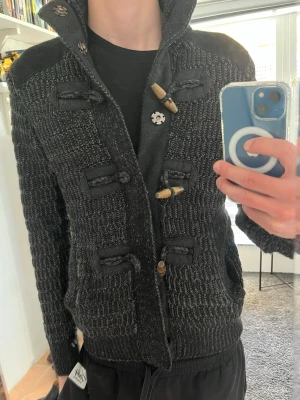 Stickad cardigan med knappar  - Riktigt snygg stickad cardigan med knappar i storlek m