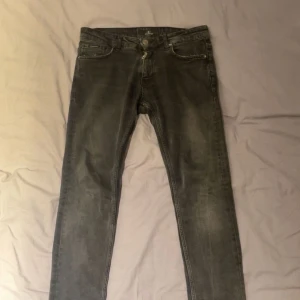Valentino Slimfit Jeans - 9/10 skick, as skön passform, Slimfit, gjorda i Italien