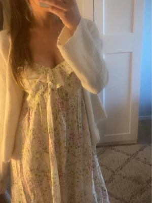Sommarklänning blommig - Säljer nu min fina, eftertraktade klänning från H&M. Perfekt till midsommar eller andra somriga tillfällen. Den är i storlek M. Som ny. Hör av dig vid intresse!💕💕