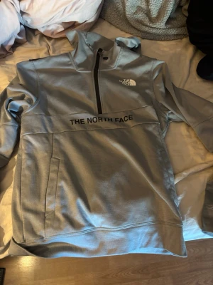 The north face tröja  - Fin grå north face, säljer pga rensar garderob, används inte. Skriv om fler bilder med bättre ljus önskas.