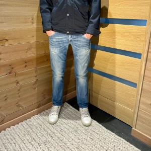 Dondup jeans  - Tja säljer nu dessa riktigt schyssta jeans från dondup med slitningar! Modellen på jeansen är Sam (sitter som George). Passform - slim. Modell - 183 (70kg). Skriv för fler frågor/bilder.