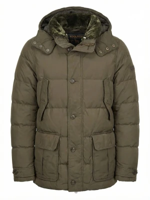 Olivgrön dunjacka från Woolrich - Snygg olivgrön dunjacka från Woolrich med avtagbar huva och mjuk fuskpäls på insidan av kragen. Jackan har flera stora fickor framtill, dragkedja och knappar samt quiltad design. Perfekt för kalla vinterdagar.