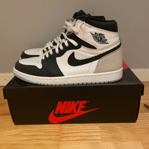 Jordan 1 high storlek 46 - Säljer ett par jordan 1 high i färgen ”stage haze” Skick: 9/10 bara använts fåtal gånger Pris: 1500&