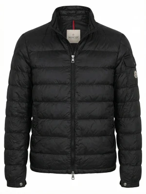 Svart dunjacka från Moncler - Snygg svart dunjacka från Moncler med quiltad design och dragkedja framtill. Jackan har ståkrage, fickor med dragkedja och Moncler-logga på ärmen. Perfekt för kalla vinterdagar och riktigt stilren look.