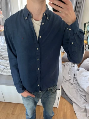 Mörkblå linneskjorta från Tommy Hilfiger - Snygg mörkblå linneskjorta från Tommy Hilfiger | Storlek M | Mycket fint skick✅|