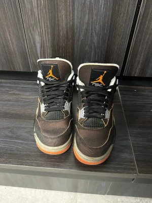 Air Jordan 4 Starfish - Haft de i ungefär 4-5 år nu! Älskar de, superbekväma och extremt coola i designen. Storlek 37-38.  De är köpta i Paris, nypris 3800 och jag säljer för 2000 :) Kan gå lägre vid snabbt köp 🥰 Säljer då jag inte har använt de på ex antal år nu. Inga synliga defekter förutom att insidan av hälen har tagit lite stryk, går att fixa med att sätta sånna ”lappar” inuti som jag har.  Skriv om ni har några frågor eller funderingar 😊😊