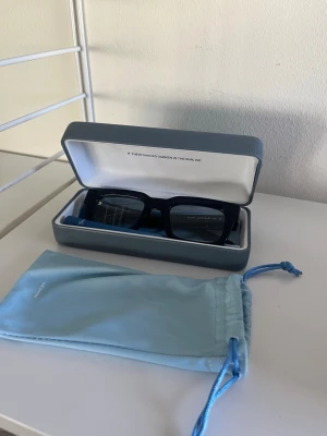 Chimi - Chimi solglasögen | Glaset blir mörkare när man kommer ut i solen vilket är sjukt coolt! | One size fits all!