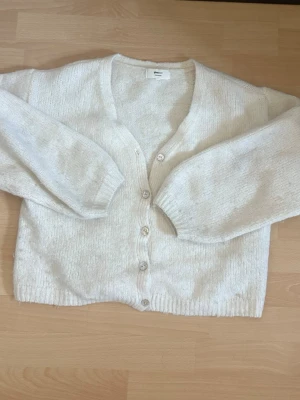 Stickad kofta  - Super söt stickad tröja från Gina tricot. Storlek S💕