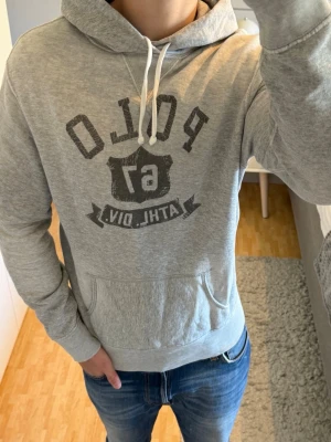 Polo Ralph Lauren Hoodie - Polo Ralph Lauren Hoodie | Storlek: M, passar dig mellan 180-190 cm | Skick: 9/10, använd fåtal gånger | Bara att skriva vid funderingar✍️