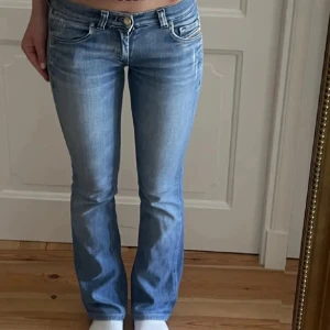 Lågmidajde utsvängda Diesel   jeans W25 L34 - Säljer ett par snygga unika ljusblå Diesel jeans. Jeansen har låg midja och raka ben. Älskar passformen på dem! Snyggt märke bak och coola detaljer vid fickorna. Säljer pga att de tyvärr blivit för små! Bältesöglan är borta på sidan för bättre passform. Lånade bilder, säljer även massa toppar!!!!!!!