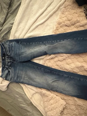 Blåa Ltb jeans - Blåa ltb jeans med slitningar storlek syns på bilden, super skick 
