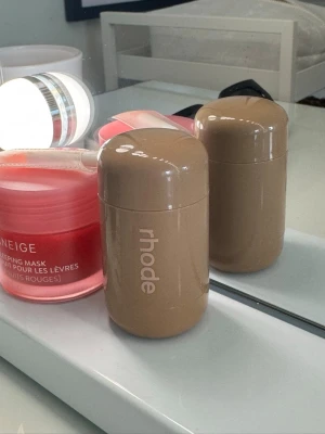 Rhode krämrouge  - Rhode krämrouge i en smidig stickform i färgen juice box. Perfekt att ta med i väskan för enkel applicering när som helst. Testad, aldrig direkt i ansiktet utan med borste. 