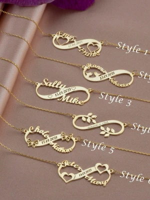 Personaliserat guldfärgad halsband - Gravyr namn + datum - Unikt halsband i guldton med infinity-symbol och personliga namn. Dekorerat med små fjärilar och datum ingraverat på framsidan. Perfekt accessoar för att visa upp ett speciellt band mellan två personer.               LEVERANS TAR 7-15 dagar. 
