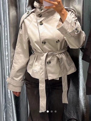 Trenchcoat  - Säljer min fina trenchcoat ifrån berskha i storlek XS, använd endast vid ett tillfälle så den är som ny.