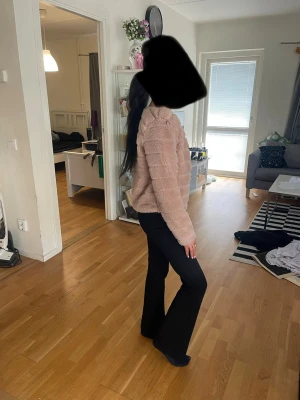 Ljusrosa fluffig tröja - Mysig ljusrosa tröja med fluffig, mjuk struktur och raka ärmar. Tröjan har en avslappnad passform och är perfekt för dig som gillar en trendig och bekväm stil. Passar till både jeans och byxor för en cool vardagslook.