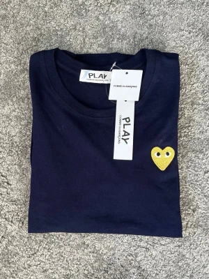 Mörkblå t-shirt Comme des Garçons Play - Mörkblå t-shirt från Comme des Garçons Play. Mycket bra skick. OG storlek är L men den är liten i storleken, typ S.