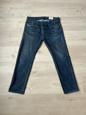 Blåa Diesel Darron Jeans storlek W30 L32 - Fina Diesel Jeans i blå färg. Jeansen är i mycket bra skick och sparsamt använda. |  Äkta som allt annat jag säljer! ✅ |  Storlek: W30 L32 | Skick: Mycket Bra Skick | Färg: Blå | Märke: Diesel | Modell: Jeans |   Hör gärna av dig vid frågor så svarar jag så fort jag kan! 😁 |  (SKU - 113)