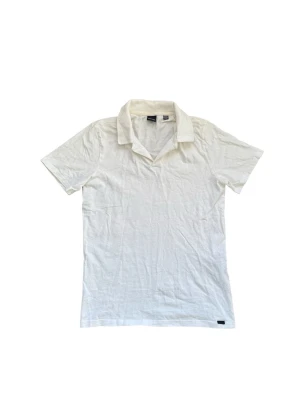 Only sons piké  - Xs men sitter som s Stilren vit t-shirt från onlysons med klassisk krage och kort ärm. Tillverkad i mjuk bomull som känns skön mot huden. Perfekt för en avslappnad och enkel look.