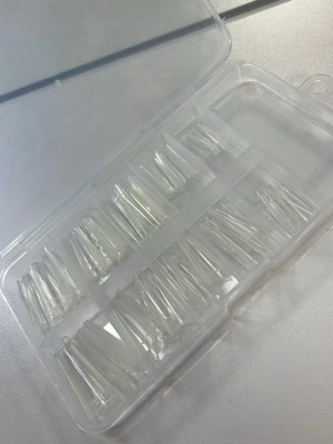 Klara coffin tippar naglar - Säljer ett set med klara press-on naglar i coffin-form. Naglarna kommer i en praktisk förvaringsbox med flera storlekar. Perfekta för dig som vill skapa egna designer eller bygga naglar hemma. 