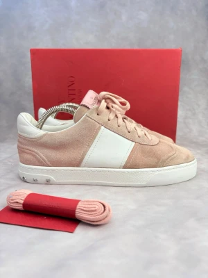 Rosa Valentino Flycrew Skor - Stl 37 - Fina Valentino skor i rosa/beige och vitt, perfekt till våren och sommaren! 🌷🏖️ | Mycket bra skick: 8,8/10, har 14/18 nitar kvar, har lossnat lite vid kanten av högerskon (se bild), syns knappt vid användning 🤗 | Storlek: 37  | Ingår: Skorna, Skobox, extra skosnörren och Valentino kort 🙌 | Nypris: Ca 5500kr | Självklart äkta. Hör av dig vid frågor // Galgen 🫡