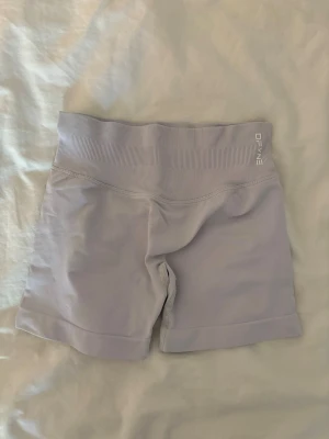 Dfyne impact shorts 4.5 - Jag säljer ett par impact shorts från dfyne. Färgen är Lunar-rock och storleken är xs. Har lite tecken på användning men överlag i gottskick samt hela.😊