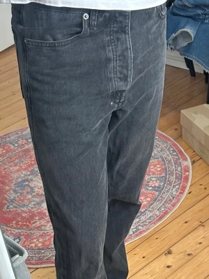 Svarta jeans  - Säljer dessa svarta Drdenim jeans i storlek 29/32 