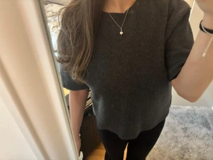 Topp från Zara - Mörkgrå topp från Zara. Knappt använd! 