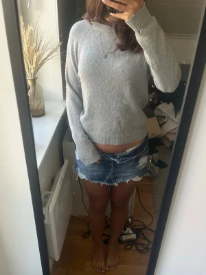 Stickad tröja - Stickad tröja från vero moda i stl s, har ett litet hål på baksidan, se sista bilden