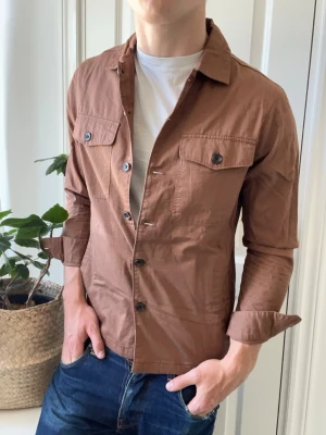 East west overshirt  - East west overshirt, Inga defekter! Modellen i bilderna är 180 cm 75 kg och bär Storlek S , Kom med frågor! 🌟 (Kan gå ned i pris vid köp av paket 😉) 