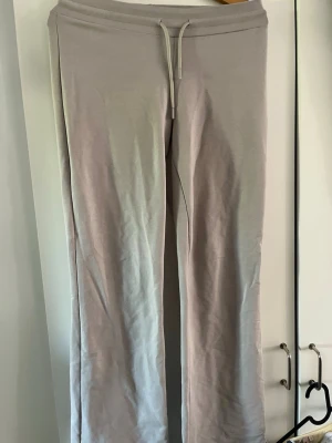 Beiga mjukisbyxor som är vida - Beiga mjukisbyxor som är vida. Använda flera gånger men ändå bra skick. Säljer också på vinted så det är först till kvarn.