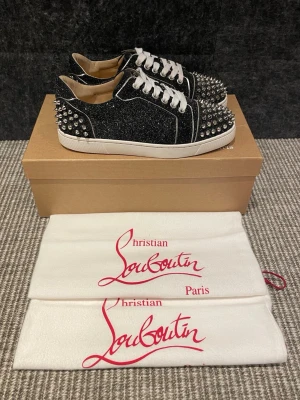Christian Louboutin skor  - Hej, säljer nu dessa svin snygga Loubs skor. Skorna är i extremt bra skick!  Begränsat antal boxar och dustbag. Hör av dig vid frågor. 