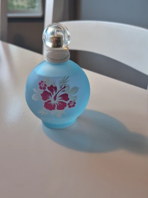 Britney Spears Maui Fantasy  - Säljer Britney Spears Maui Fantasy.  Denna är discontinued och går inte att få tag på längre. Denna beskrivs såhär: Doftfamilj – Blommig/Fruktig  Toppnoter – Strelitzia, Passionsfrukt och Grapefrukt  Mellannoter – Apelsinblomma, Tiare och Cyklamen   Basnoter – Kokos, Vanilj och Mysk.                            100 ml från början men knappt använd. Förvarats svalt & mörkt. Är lite ful i glaset men inget som påverkar doften.