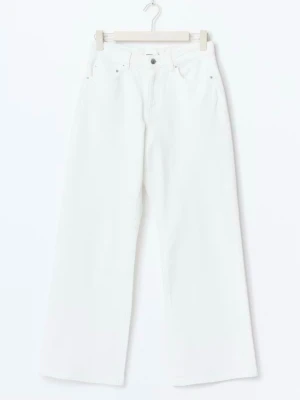 Vita vida jeans  - Fräscha vita vida jeans från Gina Tricot. Storlek 32, men sitter ungefär som en storlek 34. Jeansen är normallånga (bär klackar på bilden). Endast använda en gång. Mycket gott skick. Hör av er vid frågor eller fler bilder.