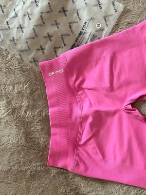 DFYNE Impact shorts - Shorts från Dfyne i färgen Blossom, storlek M, säljer då de inte passade.            Aldrig använda 