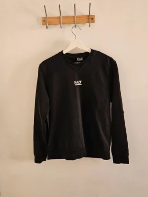 Svart sweatshirt från EA7 Emporio Armani - Gott skick storlek S