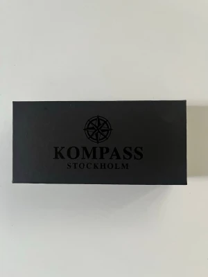 Blå klocka från Kompass Stockholm - Snygg klocka från Kompass Stockholm med blå urtavla och silverfärgat armband. Klockan levereras i originalask med verktyg och instruktionsmanual. Perfekt accessoar för dig som vill ha en stilren och modern look.