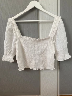 Vit topp - Säljer en vit topp ifrån H&M. 