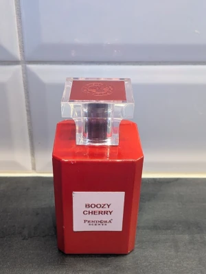 Pandora scent/ Paris corner Boozy Cherry  - För dig som älskar körsbär, påminner om Tom Ford lost cherry. Ca 80-85% kvar , ingen box. Lite kantstött flaska men parfymen är otroligt god!