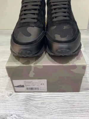 Valentino rockrunne - Hej! Ett par fina grön-svarta Valentino Rockrunner skor till salu!  Säljer ett par Valentino Rockrunner skor i mycket fint skick. De är endast testade en kort stund och har inga defekter eller fläckar. Jag säljer pågrund av fel storlek. Perfekta för dig som söker ett par classiska och bekväma skor som även klarar vinterns väder – de är både varma och vattentäta.  Skorna är inköpta i Danmark och alla tillbehör som syns på bilden medföljer. Passa på att fråga frågor och köpa!