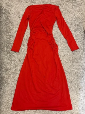 Röd off shoulder klänning i storlek XS, använd bara 1 gång - Säljer en superfin röd klänning i storlek XS som bara är använd en gång. Den har en smickrande passform med rynkade detaljer i midjan och en elegant off shoulder-design som ger en feminin och stilren look. Perfekt till fest, middag eller andra speciella tillfällen.  Skicket är mycket bra, men det finns en liten fläck (se bild) som jag har försökt få bort. Den syns inte särskilt mycket, men jag vill vara ärlig med skicket.  ✨ Storlek: XS ✨ Använd: 1 gång ✨ Färg: Röd ✨ Off shoulder-modell