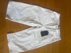 Vita jeansshorts från Newhouse - Vita längre shorts i jeansmaterial från Newhouse, stl 36. Aldrig använda och med prislapp kvar!