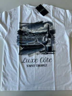 Vit Maison De Rêve t-shirt - Säljer denna tröja för att den inte passade och företaget inte tillåter returer. Helt oanvänd och storlek M