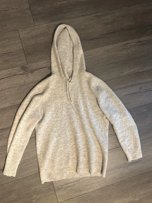 Ljusgrå Kashmir hoodie - Säljer en kashmir hoodie. Bra skick, passar dig som är mellan 163-173 ungefär, skriv vid frågor. 