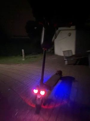 Elsparkcykel med LED-belysning - Säljer en Ix4 scooter/elmoped som i nuläget är spärrad till 25 km/h men kan gå upp till cirka 40–45 km/h. Scootern är i gott skick och har använts även under tiden då delar byttes. Bakdäcket är nyligen bytt till ett punkteringsfritt däck och ett extra däck till fram medföljer på köpet. Bromsarna är bytta, både bromsbelägg och bromsskiva. Den går bra, är snabb och smidig och passar perfekt för pendling eller vardagskörning. Snabb och enkel affär önskas. Hör av dig vid intresse.