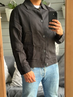 Tunn overshirt - Stilren tunn overshirt från Zara i storlek S. Den är något kortare i längden. Passar dig mellan 170-180cm. Oanvänd, prislappen kvar! Inga defekter alls! Bara att kontakta vid funderingar!🌟